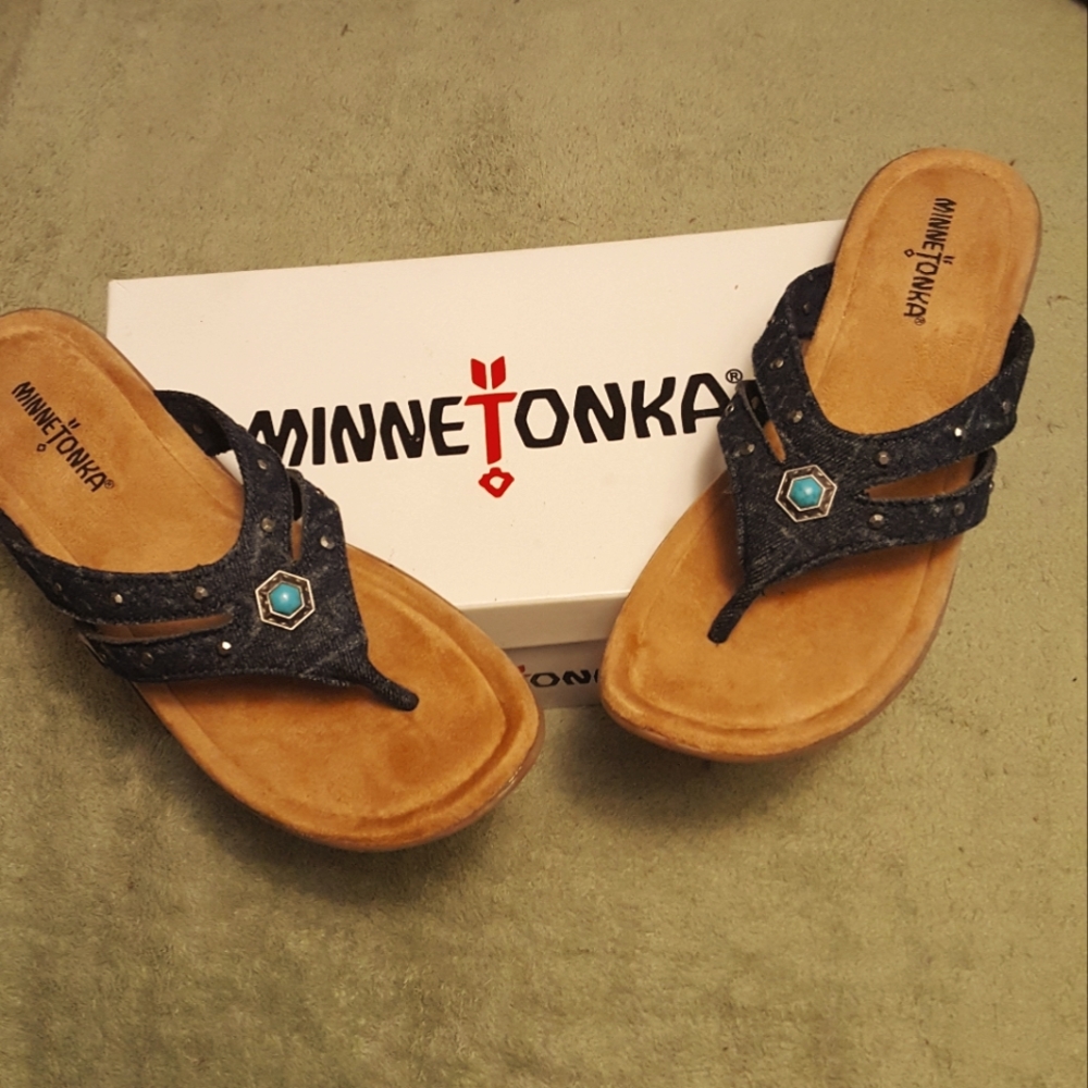 size 9 Blue acid wash denim Minnetonka scandals